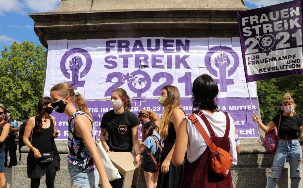 Frauenstreik 2021 Stuttgart - Frauenkampftag - Aktion bei der Krisendemo am 21.07.2020