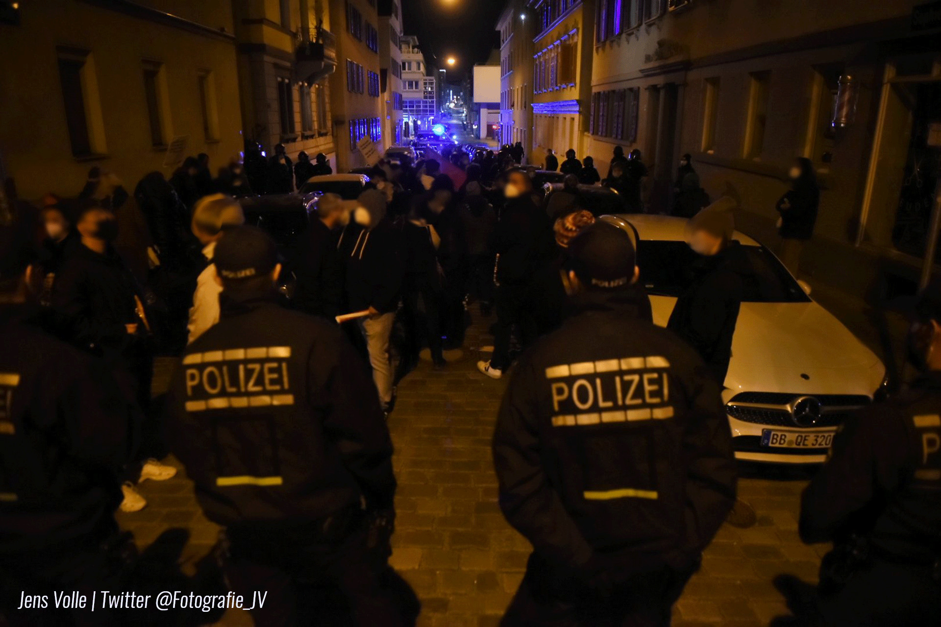 Demonstration gegen Ausgangssperre in Stuttgart und gegen Querdenken wird von der Polizei aufgehalten und angegriffen