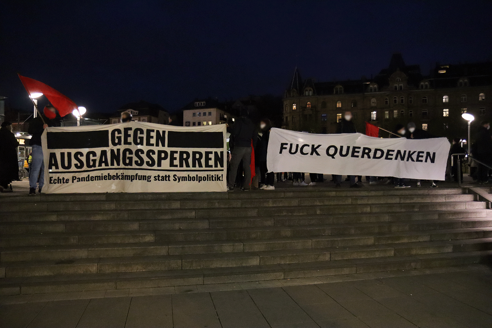 Demo gegen Corona-Ausgangssperren in Stuttgart und gegen Querdenken