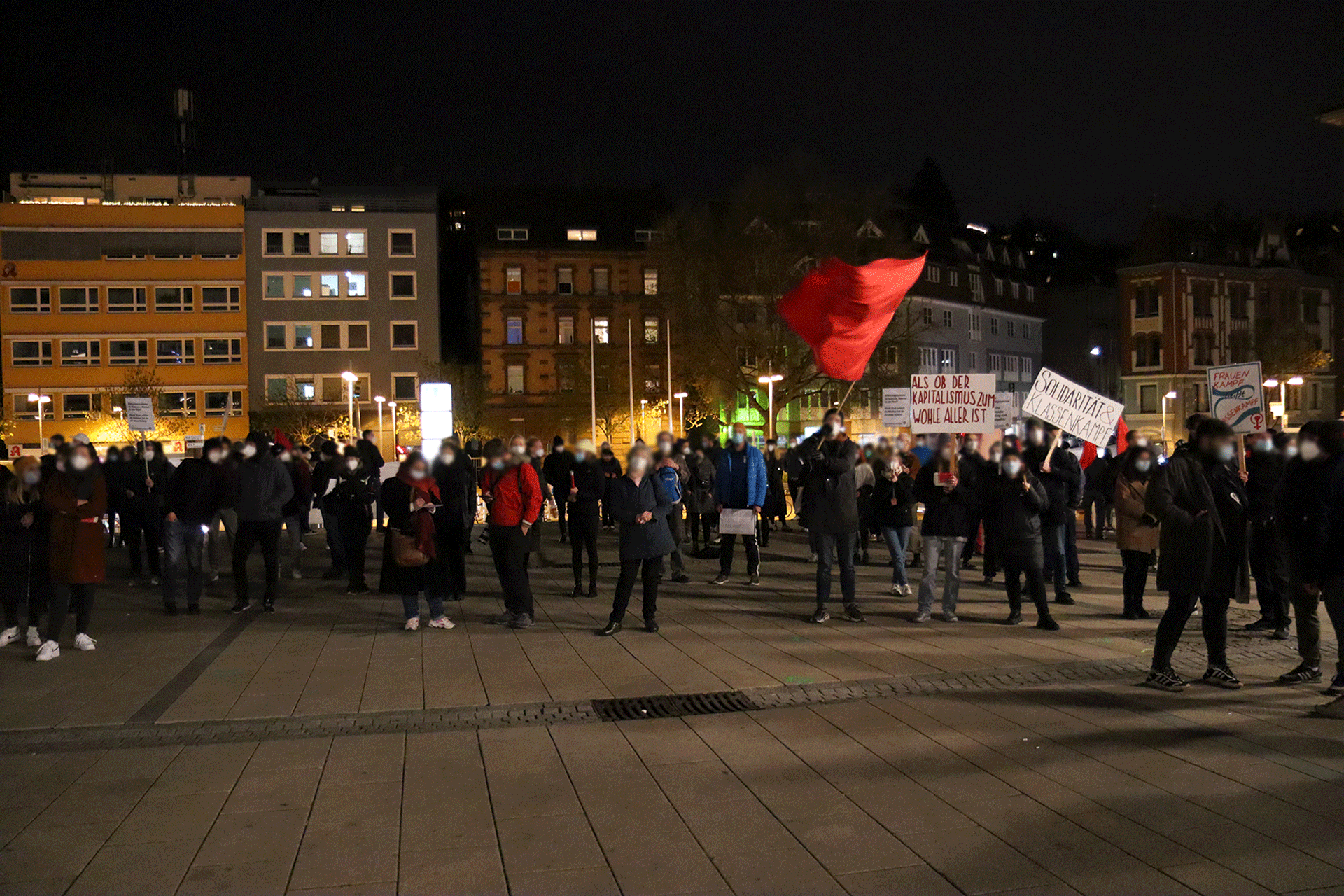 Kundgebung auf dem Marienplatz in Stuttgart gegen Corona-Ausgangssperren in Stuttgart und gegen Querdenken
