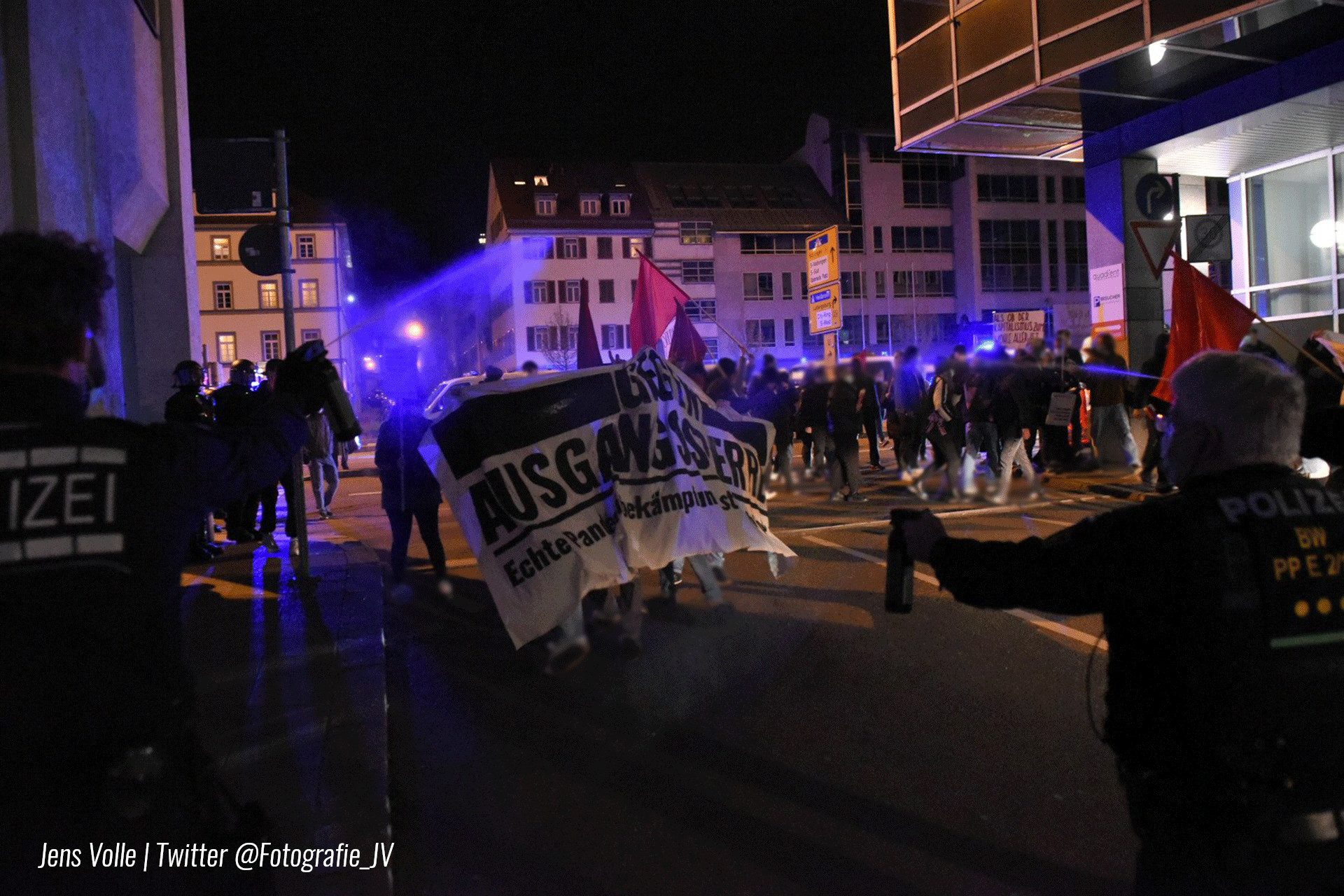 Polizeigewalt in Stuttgart: Demo gegen Ausgangssperren wird angegriffen. Zwei Wochen vorher hofierte Polizei Querdenken.